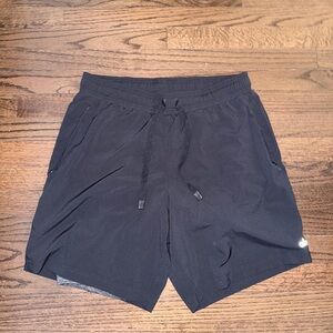 ALO Yoga 7" Unity 2-In-1 Men's Shorts in Black with grey lining - Size L